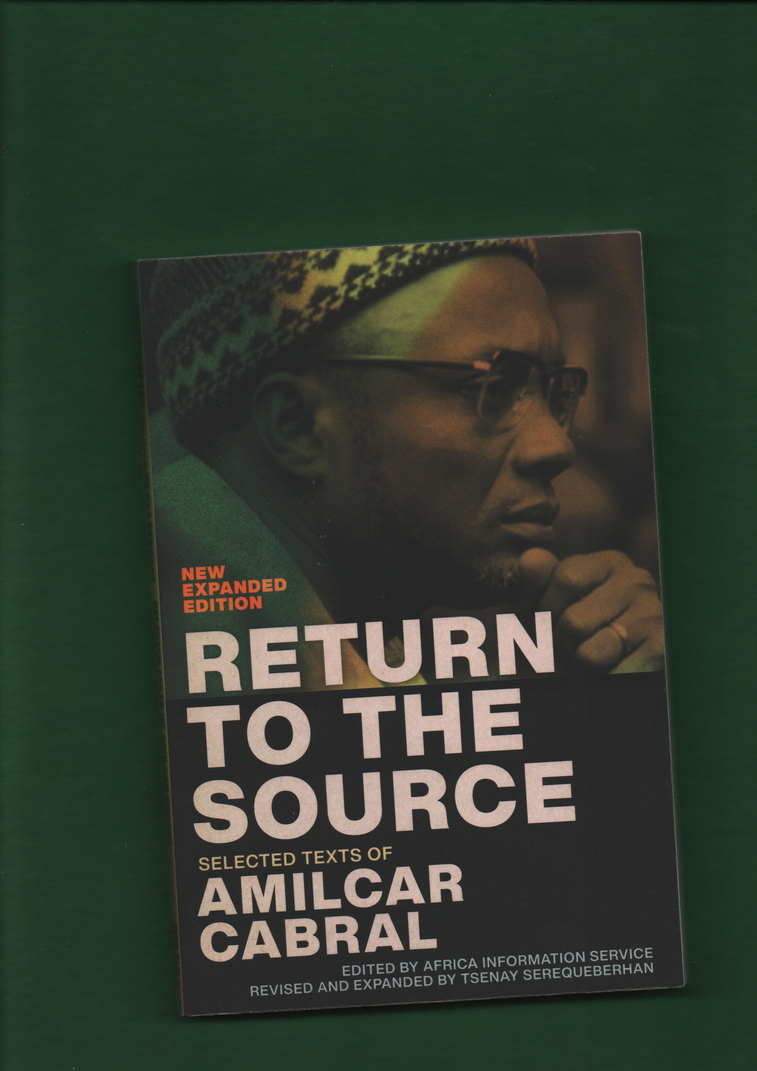 Book cover of 'Return to the Source' by Amilcar Cabral on a green background